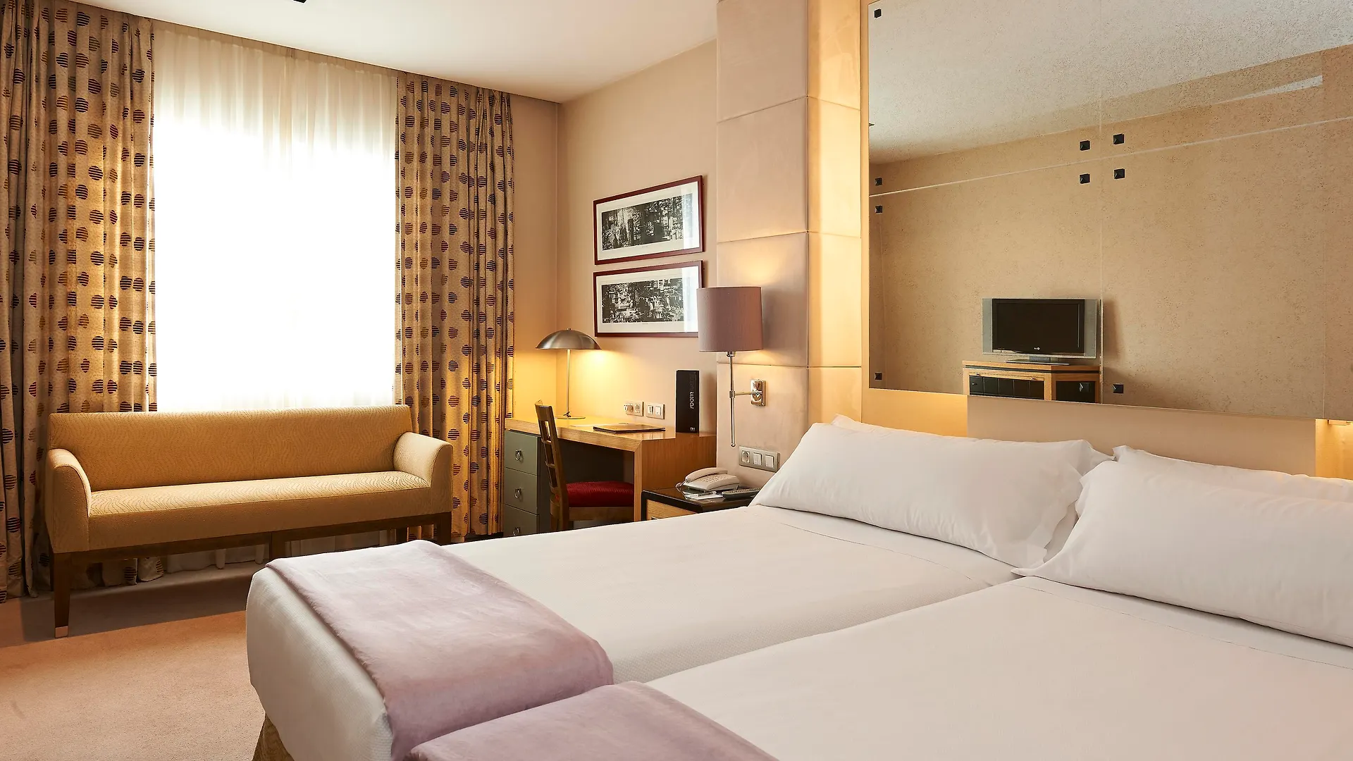 Hesperia Barcelona Presidente Otel